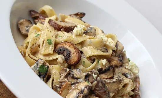 Recept Těstoviny se žampiony v balsamico-smetanové omáčce